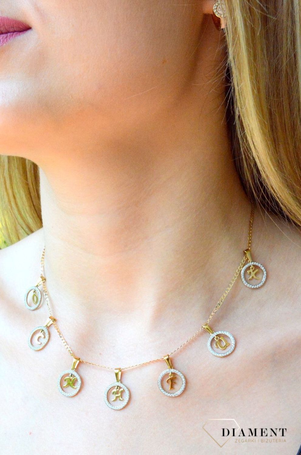 Złota zawieszka 333 literka O w kółeczku ozdobionym cyrkoniami Z-441 O. Piękny, złoty wisiorek o ciekawym wzorze wykonany z żółtego złota próby 333. Personalizowana zawieszka to doskonały pomysł na prezent dla każdej kobiety..jpg